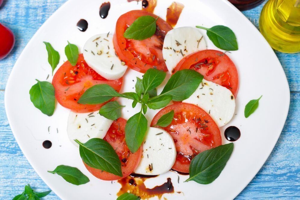 tomateak gazta eta belarrekin dieta mediterraneorako