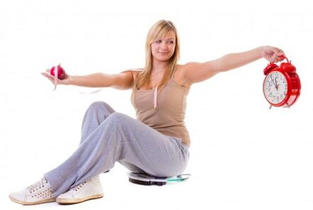 Argaldu nahi duen neska batek osasuntsu eta erregimen baten arabera jaten du